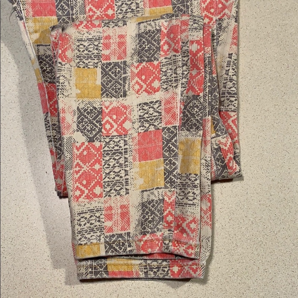 Cropped Patterned Jean - Picture 5 of 6